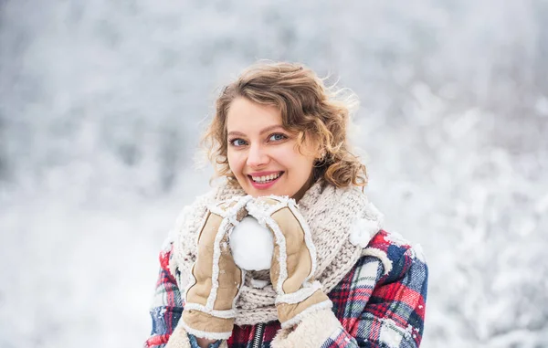 Dziewczyna grać śnieżka śnieżna tło krajobraz. Robię śnieżkę. Szczęśliwa chwila. Zimowe wakacje. Ładna kobieta ciepłe ubrania śnieżny las. Dobrze się bawisz ze śnieżką. Gry śnieżne. Koncepcja pozytywności — Zdjęcie stockowe