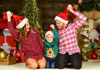 Havada aşk kokusu var. Mutlu aile Noel 'i kutluyor. Oğlu ve ailesi Noel Baba şapkalı. Küçük çocuk anne ve babasını seviyor. Aşk, tatili birlikte geçirir. Eğleniyorum. Evde yeni yıl. Aile Noel portresi