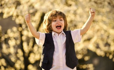 Heyecanlı çocuk. Sevimli çocuk bahar bahçesi. Uluslararası Çocuk Günü. Mutlu bir çocukluk. Sağlıklı bir çocuk. Çocuk bakımı. Yaz tatilini kutlayın. Erkek doğası geçmişi. Çocuk gelişimi. Mutluluk