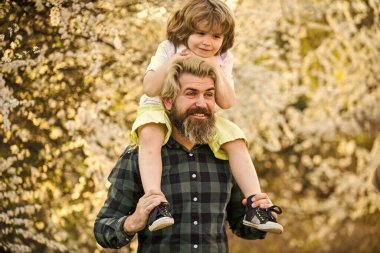 Dünya günü. Doğada yaşayan küçük bir çocuk ve baba. Hippi ve küçük oğlu. Mutluluk kavramı. Bahar yürüyüşü. Ekoloji ve çevre. Basit mutluluk. Mutlu bir aile. Babalık mutluluğu. Babalar Günü