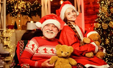 Aile tatili. Noel Baba 'yla küçük bir kız. Dedem ve torunum evde. Mutlu yıllar. Fazla oyuncağım yok. Baba ve kızı Noel 'i severler. Xmas mutluluk ve neşe. Çocuk için hediye.