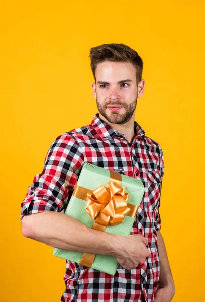 Man met modieus verzorgd haar en baard hold box, aanwezig — Stockfoto