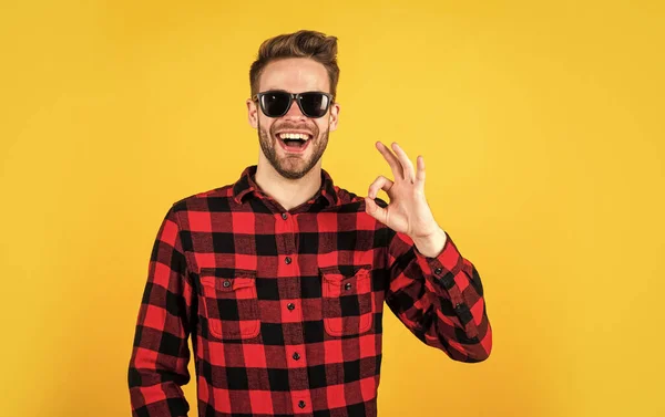 Carino ed elegante. ritratto di uomo bello alla moda in camicia. business camicie classiche da uomo con stampa a scacchi. bel giovane sicuro di sé in piedi in camicia e occhiali. ragazzo felice sorridente — Foto Stock