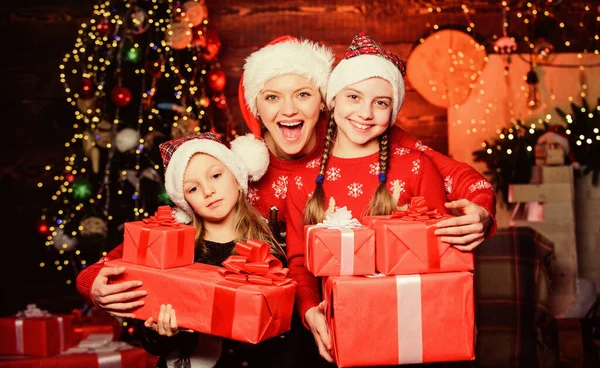 La rutina de la mañana de Navidad para las madres. Mamá abrazo hijas cerca del árbol de navidad. Concepto familiar feliz. Maravillosos momentos de Navidad. Lograr impecable día de Navidad. Niñas con muchas cajas de regalo —  Fotos de Stock