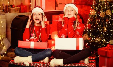 Boks günü. İyi tatiller. Eğlence ve tezahürat. Çocuklar mutlu noel arifesi. Noel hediyesi konsepti. Kız kardeşlik. Hediye paylaşımı. Paylaşım yeteneği. Cömertliği gündeme getir. Kız arkadaşlar Noel 'i kutluyor