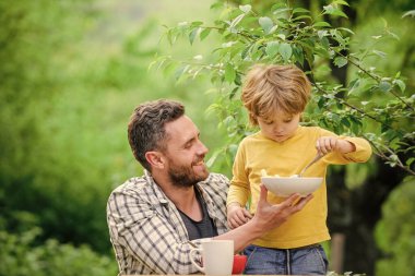 En iyi hafta sonuydu. Sağlıklı yemek ve diyet. Süt ürünleri. Aile yemeği zamanı. Sabah kahvaltısı. Vejetaryen diyeti. Babalar günün kutlu olsun. Babasıyla küçük çocuk mısır gevreği yiyor. Baba oğul dışarıda yemek yiyorlar.