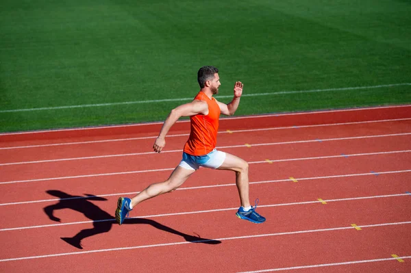 스포츠 맹세를 하는 스포츠맨 육상, 에너지에서 빠른 달리기를 뛰다 — 스톡 사진