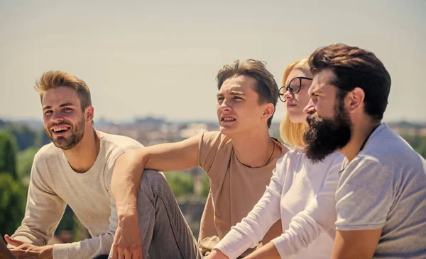 Sair juntos. Verdadeira amizade. Passar tempo com amigos. Férias. Amigos alegres a comunicar. Homens e mulheres a falar sobre a natureza. Jovens relaxantes. conceito de amigos despreocupados — Fotografia de Stock