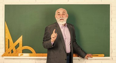 Bilgi her yerde ama bilgelik kıttır. Sınıfta sakallı bir öğretmen. Resmi eğitim. Yetişkin pedagog bilgisini paylaşıyor. Kök bilgi modern dünyada rağbet görüyor. Bilgi kavramı