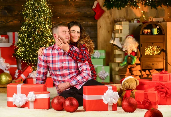 Casal a fazer compras de Natal. casal romântico se divertir. Demasiados presentes de Natal. amantes abraçando no Dia dos Namorados. Desfrutando de ano novo juntos. Um casal apaixonado no Natal. caixas de presente homem e menina — Fotografia de Stock