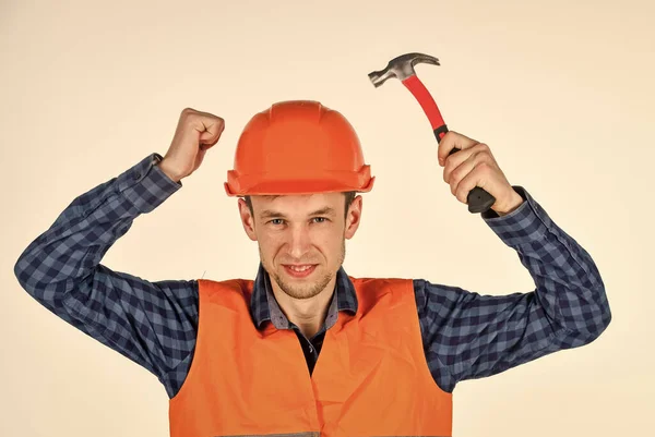 Costruzione di attrezzature di riparazione strumento. giovane lavoratore è assistente ingegnere. riparatore in uniforme. L'uomo lavora con Hammer. vero operaio edile in casco. falegname pronto a lavorare — Foto Stock