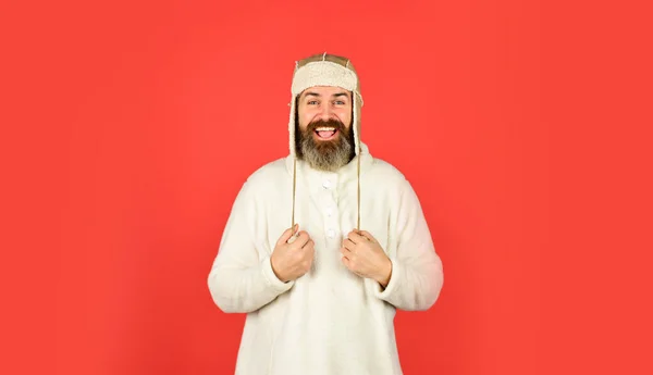 Roupas quentes. Chapéu de gorro moderno de inverno. Homem barbudo feliz e excêntrico. homem maduro posando com roupa engraçada. barba de homem em chapéu de inverno. retrato do tipo da moda a usar chapéu. Estilo de inverno masculino — Fotografia de Stock