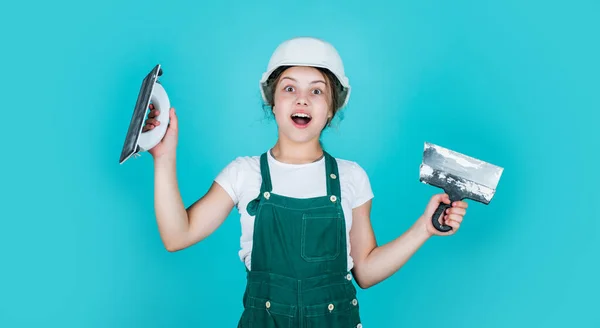 Engenheiro garoto feliz com espátula ferramenta de reboco em chapéu duro, desenvolvimento — Fotografia de Stock