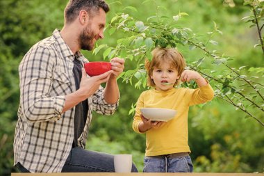 Hafta sonu kahvaltısı. - Aile. Birlikte eğleniyoruz. Babalar günün kutlu olsun. Babasıyla küçük çocuk mısır gevreği yiyor. Sağlıklı yemek ve diyet. Süt ürünleri. Oğul ve baba yemek yiyor. Bu benim en sevdiğim yemek.