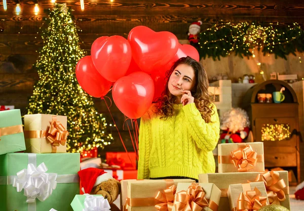 Rode hart luchtballon. Je geliefd voelen. Gelukkig nieuwjaar. Vier de liefde. Vrouw genieten van gezellige sfeer. Kerstsfeer. Gelukkig meisje kerstboom. Feestdag. Vier vakantie. Vakantie traditie — Stockfoto