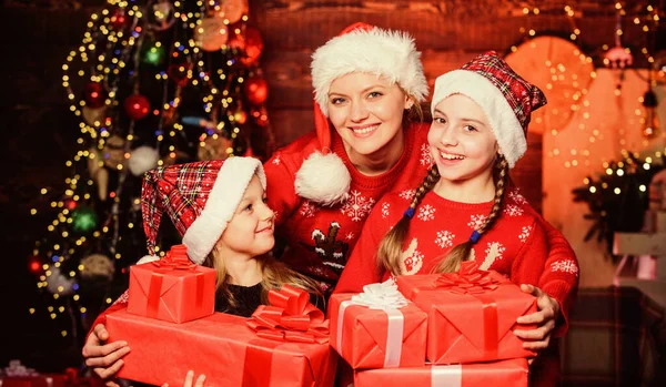 El comienzo del nuevo año. Madre e hijas el día de Navidad. Madre e hijos con regalos de Navidad. Feliz familia celebrar el año nuevo y la Navidad. Fiesta de año nuevo. Feliz año nuevo —  Fotos de Stock