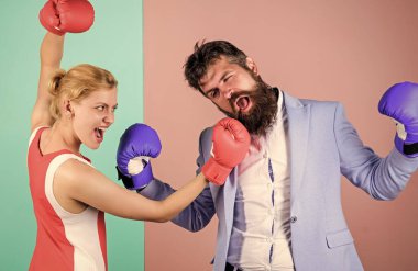 Eşit olasılıklar. İlişki sorunları. Spor. Güç ve güç. Sakallı hippi adam bir kadınla kavga ediyor. Nakavt yumruğu. ki o haklı. Dövüşü kazan. Aile çift boks eldivenleri