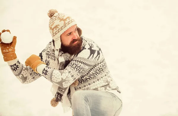 Kartopu yapıyorum. Mutluluk kavramı. Gülümseyen adam kar arka planı. Kar oyunları. Kış gününde iyi eğlenceler. Neşeli sakallı hippi örgü şapka ve sıcak eldivenler dışarıda karla oynuyor. Noel tatili — Stok fotoğraf