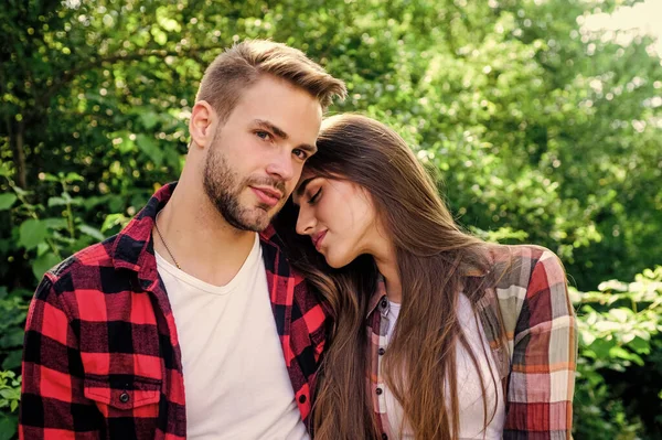 Leidenschaftliche Liebe. Familienwochenende. romantisches Date. Hipster-Paar im Freien. Mann und Frau im karierten Hemd entspannen sich im Park. verliebtes Paar. Wandern. Valentinstag. Sommercamping im Wald — Stockfoto