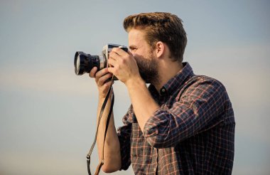 Hayat iyi yakalandı. Gözlüklü fotoğrafçı. Seksi turist muhabiri. Macera yakalamak. Gazeteci. Kamerayla seyahat et. Erkek modası. Moda görünüyor. Kameralı maço adam.
