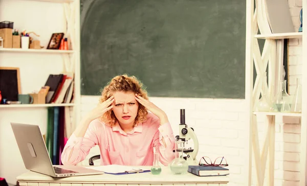 Tlak je nervózní. Učitel stresující zaměstnání. Stresový vědec. Dívka unavený stresující výraz s notebookem a mikroskopem pracovní výzkum biologie a chemie. Stresový pedagog — Stock fotografie