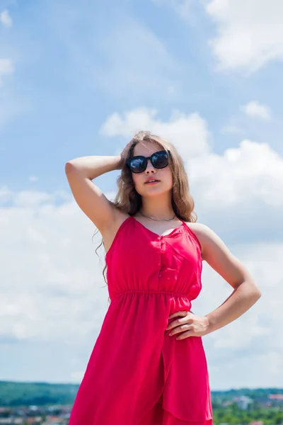 Jonge expertise. Kindermode stijl. vrouwelijke natuurlijke schoonheid. Gelukkige jeugd. schattig kind op lucht achtergrond. kapsalon. Zomer modieuze look. mooi tiener meisje dragen zonnebril — Stockfoto