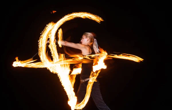 Seksi kadın oyuncu güzel ateş desenleri yaratır. Açık havada karanlık, güzellik. — Stok fotoğraf