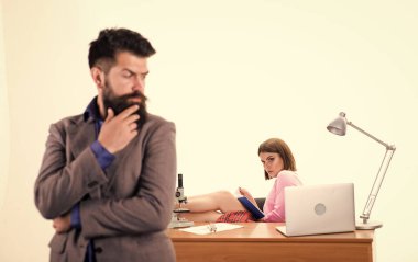 Ofis kolektif konsepti. Müdür bey dizüstü bilgisayarla meşgul bir kızın önünde duruyor. Ofis müdürü ya da sekreter. Seksi seksi ofis çalışanı. Seksi özel sekreter. Bayan meslektaşım tarafından tahrik edildim.