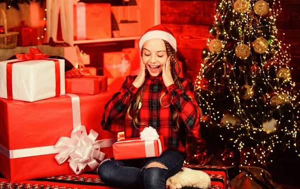 ¡Vaya! celebración de vacaciones familiares. Feliz año nuevo. niño en sombrero de santa rojo. Niño con caja de regalo. venta de compras de invierno. Niña alegre en el árbol de Navidad. decorar el hogar con alegría. estado de ánimo de Navidad —  Fotos de Stock