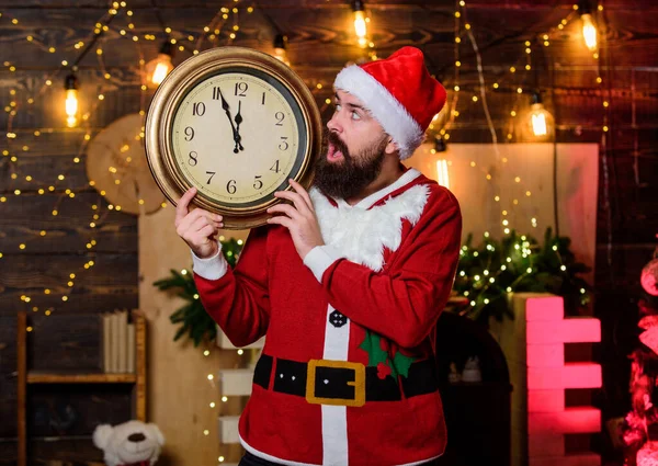 Nový rok odpočítávání. Skoro půlnoc. Něco si přej. Santa Claus drží starožitné hodiny. Čas oslavovat. Veselé Vánoce. Vousáč informuje čas. Čas na zimní párty. Připrav se. Zbývá pár minut — Stock fotografie