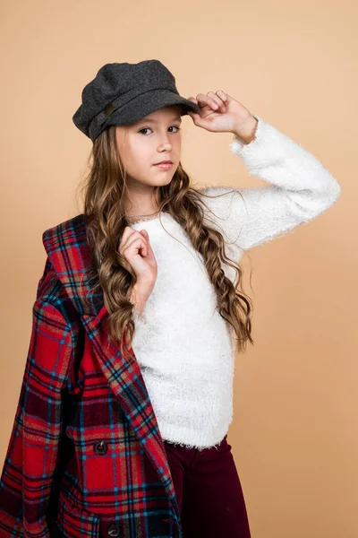 Beleza funky. infância feliz. beleza e moda. criança parisiense alegre tem penteado longo. garoto elegante usar boné francês na moda. outono sazonal moda olhar. adolescente em jaqueta quadriculada — Fotografia de Stock