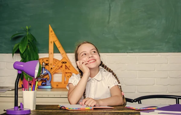 Je závislý na učení. Dívka roztomilé dítě sedět školní učebna tabuli pozadí. Malý kluk studuje školu. Den znalostí. Zrychluji do budoucna. Hometask koncept. Zpátky do školy 1. září — Stock fotografie