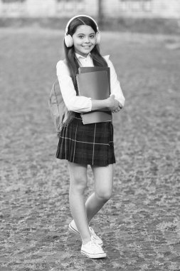 Eğitimde yeni teknoloji. Mutlu çocuk kulaklıkla müzik dinler. Okullar için müzik teknolojisi. Ses teknolojisi. Modern hayat. Eğitim teknolojisi. Okul ve eğitim