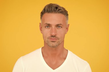 Yaşlanmaya saygı duy. Adam olgun, iyi görünümlü bir model. Gümüş saç şampuanı. Kır saçlı. Gri köklerle uğraş. Çekici, bakımlı, sakallı bir adam. Berber dükkanı konsepti. Berber ve kuaför.