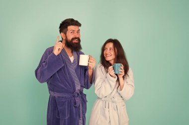 Sabah ilham geldi. Mutlu aile günleri. Erkek ve kadın bir fincan çay içerler. Evde harika vakit geçiriyorum. Birbirine aşık çiftler sabahın tadını çıkarır. Rahat bir bornoz giy. Tadı çok güzel. Kahvaltı vakti geldi. Kahveyle rahatla