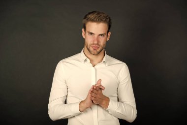 Sağlıklı bir cilt geliştirin. Tıraşsız yüz derisi olan genç bir adam. Cilt bakımı rutini. Sağlık hizmetleri. Erkek bakım ürünleri. Cilt kozmetiği. Cilt sağlığına dikkat et.