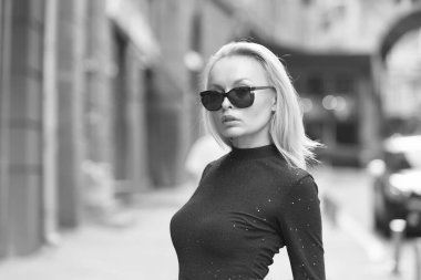 Tarzını güçlendir. Seksi kız dışarıda güneş gözlüğü takıyor. Yaz tarzında güzel bir kadın. Şık bir gözlük. Moda gözlükler. Moda aksesuarları. Moda ve tarz. Zarafetin modası asla geçmez.