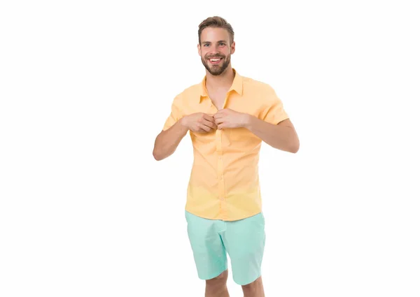 Garderobe. Attraktiver Mann zieht Hemd aus. Zuversichtlich in seinem Appell. Ein bärtiger Typ im lässigen Stil. Schönes Macho-Model. Sexy Macho-Einkaufskleidung. Heißer Tag. Hitzezeit. Moderne Mode — Stockfoto