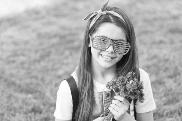 Cadeau levering, tevredenheidsgarantie. Gelukkig meisje houdt een bos bloemen vast. Winkel bloemen cadeau. Feestdag. Verjaardag. Zomer bloesem. Cadeauwinkel. Maak een prachtig cadeau voor bloem liefhebber — Stockfoto