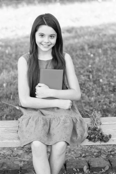 Tillbaka till plugget. Glad grabb hålla lärobok. Ett litet barn den 1 september. Kunskapsdagen. Återvänd till skolan. Studie av litteratur. Studier och utbildning — Stockfoto