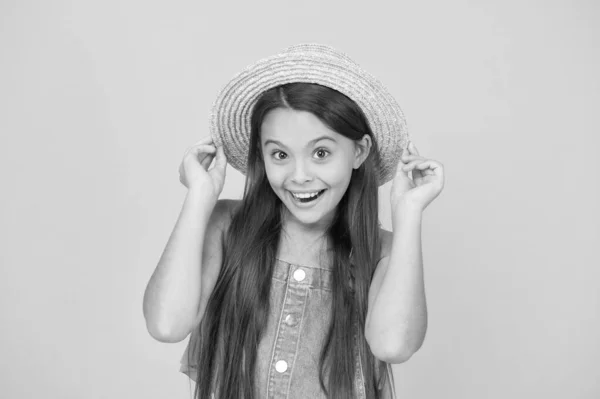 Buenas vibraciones. Retrato de chica alegre feliz en el fondo amarillo sombrero de verano. Estilo playa para niños. Pequeña belleza en sombrero de paja. Elegante atuendo de vacaciones. Chica adolescente moda de verano. Vacaciones de verano — Foto de Stock