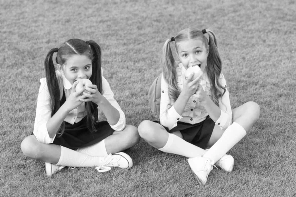 Chicas niños pequeños comiendo manzanas verdes, concepto de almuerzo saludable — Foto de Stock