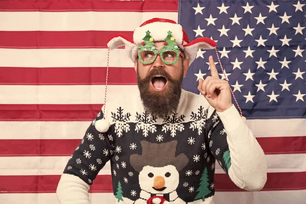 Inspirado. Tradición americana. Santa Claus en bandera americana. Temporada de invierno. Las tradiciones y las celebraciones navideñas cambiaron mucho con el tiempo. americano barbudo hipster chico unido alegre celebración —  Fotos de Stock