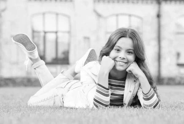 Sie fühlt sich entspannt. Fröhliches Kind mit lässigem Look. Ende des Schuljahres. Teenager-Student beim Ausruhen. Zeit zum Entspannen. niedlich lächelnde selbstbewusste Schulmädchen. Kinderglück. Zurück zur Schule — Stockfoto