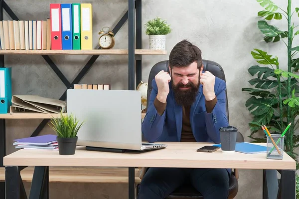 Ingeniero nervioso histérico en traje de negocios grito de emociones negativas en el escritorio de la oficina, histérica — Foto de Stock