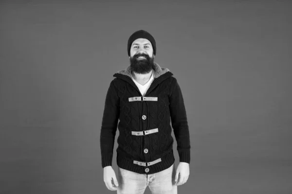 Vrolijke man met baard in gebreide jas. Je moet je warm kleden. mannelijke winter mode. Zorg voor baardhaar bij koud weer. herfst en winter collectie. brutale hipster met hoed — Stockfoto