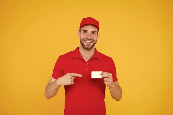 Fico feliz por servir. Cartão de desconto. Contacto comercial. Entregue ao seu destino. Entrega de serviços. Correio e entrega. Trabalhador da entrega de carteiros. Homem boné vermelho fundo amarelo. Entregar compra — Fotografia de Stock