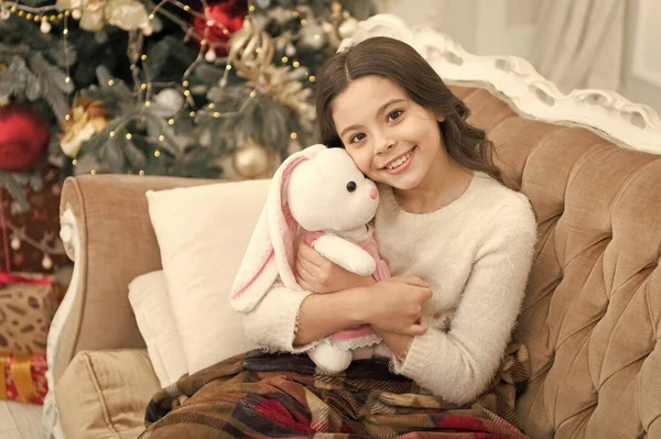 País de las maravillas. La mejor época del año. Adorable chica jugar con el juguete en la víspera de Navidad. Acogedor concepto. Niño sonriente disfrutar de las vacaciones de invierno. Vacaciones de invierno. Decoraciones de invierno. Atmósfera mágica — Foto de Stock