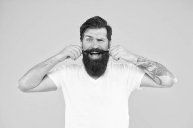 Kendi tarzında. Erkek berber bakımı. Berber dükkanında stil kazan. Parlak bir hayat. Sarı arka planda vahşi sakallı adam. Erkek yaz modası. Olgun hipster 'ın mükemmel bıyığı var. Şaşkın bakışlı adam.