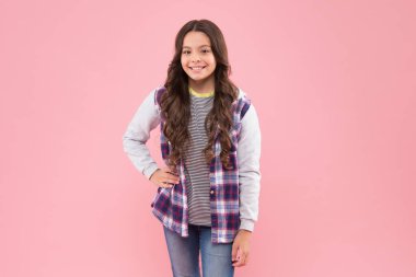 Neşeli çocuk gülüşü, modaya uygun görünüm, pembe arka plan, tarz.